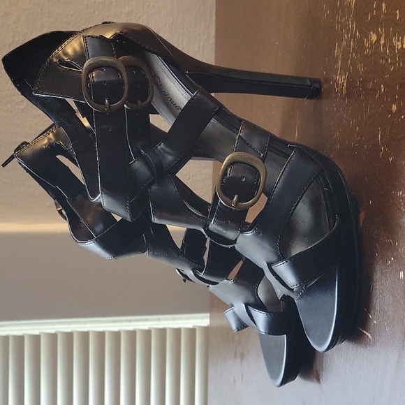 Delicious brand, 9.5 size, black, strapy high heel shoe - Picture 3 of 5